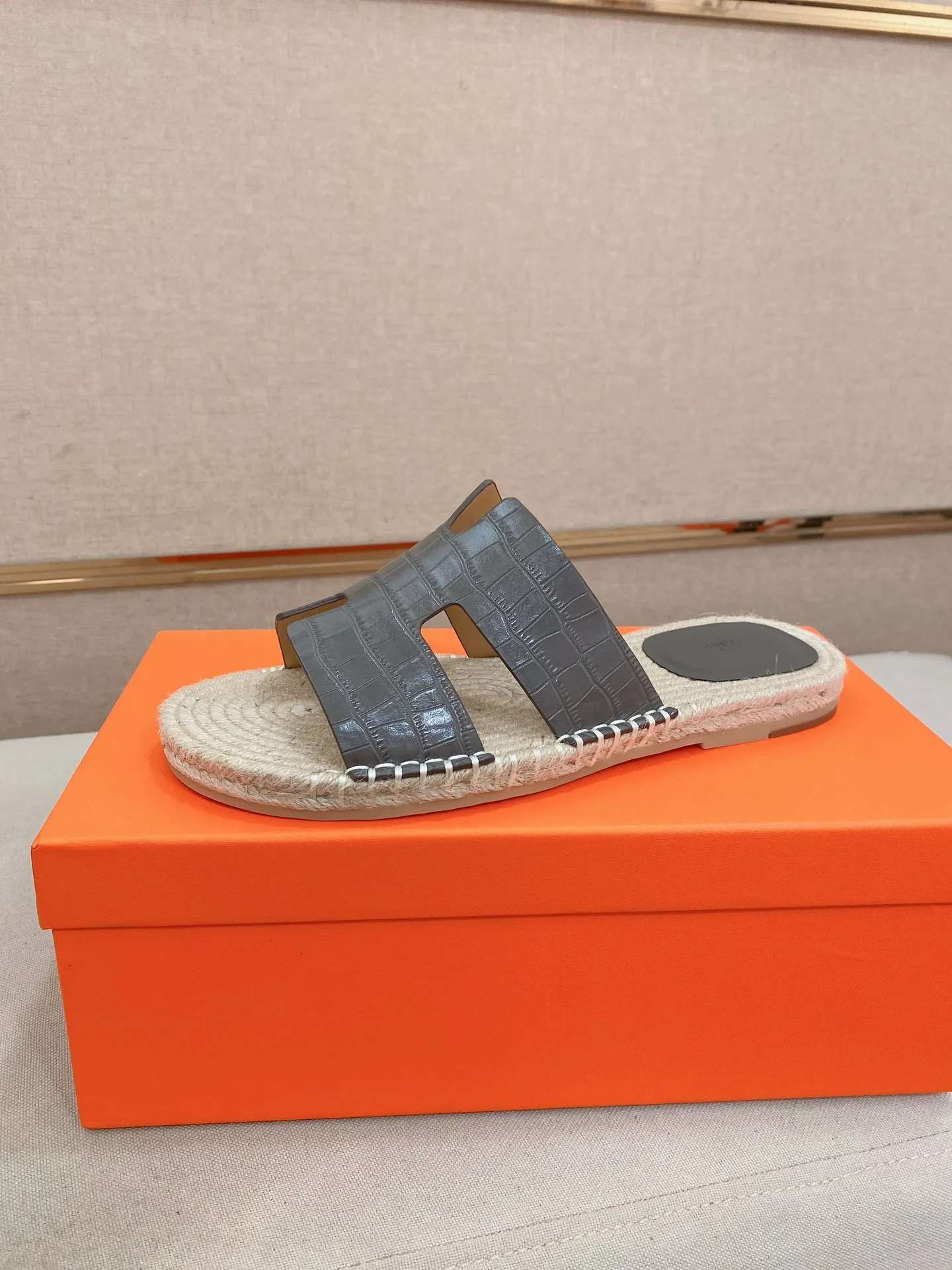 Factory price: 340💰high-end version. "HERMES" Hermès 💁♂️Men's casual slippers, compare the quality at the counter🧚🏿♂️ The upper is made of cowhide leather 🐊crocodile pattern workmanship, purely hand-drawn, raw rubber breathable and non-slip outsole, the inner is breathable and comfortable lambskin, the density is 100% comfortable, the original rubber outsole is wear-resistant and has a code number of 38-44. Can be customized 45-46-47💥🏆